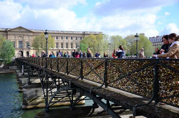 A Pont des Arts coberta por cadeados simbolizando o amor eterno em Paris