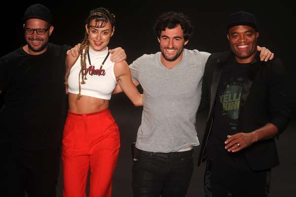 Em clima de nostalgia, a Ausländer passou pela passarela do Fashion Rio mostrando uma coleção com espírito jovem e livre. A apresentação da grife contou com a participação do lutador Anderson Silva e da atriz Thaila Ayala, que desfilaram com peças da linha que mesclou o romantismo do campo com o streetwear urbano e o basquete de rua