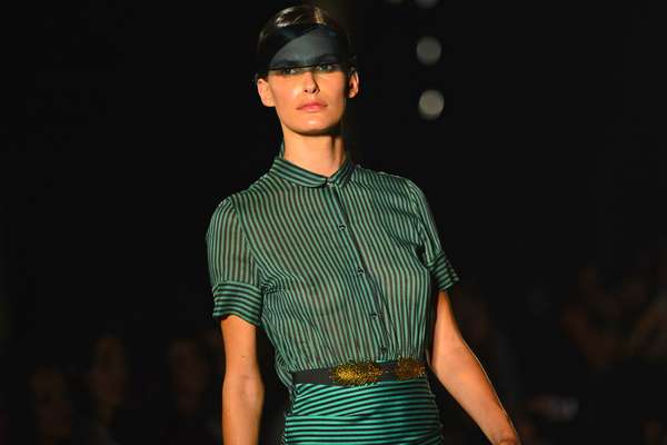A Osklen Praia fez sua estreia nesta terça-feira (8) e encerrou o primeiro dia de desfiles do Fashion Rio. Com referências aos anos 50 e 60, a nova linha da Osklen apresentou modelos retrô e deixou boa impressão com sua proposta para o verão. A top Carol Francischini foi destaque entre as modelos.