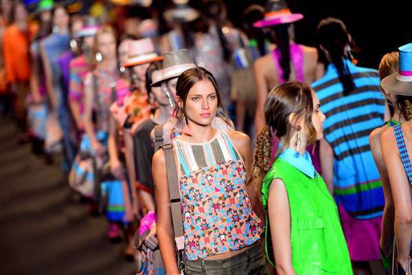 Com DJ na passarela e tecnobrega na trilha sonora, a Espaço Fashion apresentou na noite desta quarta-feira (8) sua coleção para o verão.