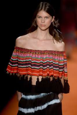 O segundo dia da 25ª edição do Fashion Rio começou com desfile da Oh, Boy. A grife abriu a noite desta quarta-feira (9) com uma coleção inspirada nas cores, texturas e formas da América Central.