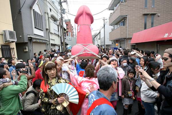 Toda primavera é recebida de forma diferente pelos moradores e turistas de Kawasaki, no Japão, para celebrar o Kanamara Matsuri, também conhecido como Festival do Falo de Aço, uma festa xintoísta para homenagear a fertilidade, segundo informações do Huffington Post.O tema principal é a adoração do órgão reprodutor masculino que pode ser encontrado em diversos objetos durante o Festival: pirulitos, doces, estátuas e até um para montaria.A festa diferente pode ter raízes no século XVII, quando algumas prostitutas teriam se reunido para orar por proteção contra doenças sexualmente transmissíveis no santuário de Kanamara, em Kawasaki.Hoje, o festival supostamente também tem como objetivo a conscientização sobre práticas de sexo seguro e a prevenção do HIV.