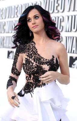 Muchos consideran que el cabello negro de Katy Perry le va perfecto y no debería hacerse nada. Pese a esto a la cantante le gusta apostar por colores más vivos. En la imagen lleva mechones rosas y azules.