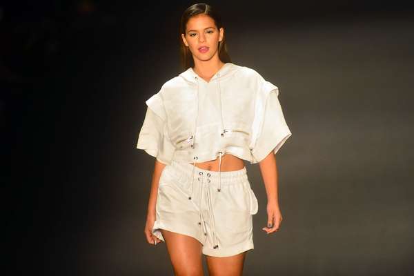 A Coca-Cola Jeans contou com time de estrelas para encerrar o segundo dia de desfiles do Fashion Rio. Com Bruna Marquezine na passarela pela terceira vez consecutiva, a grife este ano trouxe também de Di Ferrero, vocalista do Nx Zero, o Fiuk e a atriz Sophia Abrahão