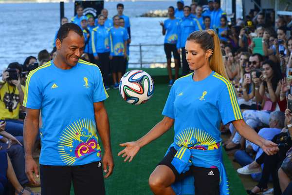 Modelos e atletas dividiram a passarela do Fashion Rio com os voluntários que trabalharão no Rio de Janeiro na Copa do Mundo da FIFA para desfilar os uniformes