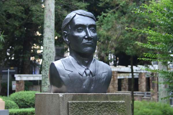 Busto do empresário Eike Batista foi colocado na Praça XV, em Florianópolis