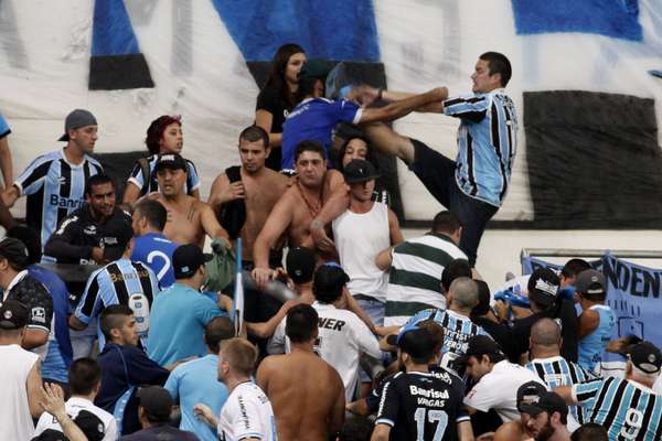 A torcida gremista foi à Arena acompanhar a vitória por 1 a 0 sobre o Nacional, pela Copa Libertadores, e se dividiu entre a festa pelo resultado e a apreensão com briga nas arquibancadas; veja a seguir imagens da torcida