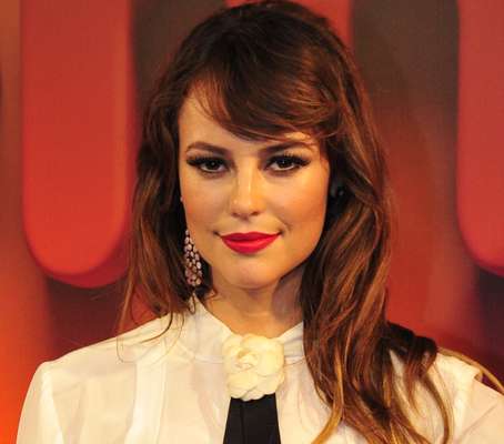 Paolla Oliveira: optou por um cabelo bem repicado, um pouco abaixo dos ombros que funciona muito bem com uma leve ondulação. A franja na altura da sobrancelha é bem desfiada e completa esse look atual e despojado