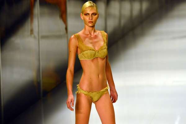 O Fashion Rio terminou com o desfile da Lenny Niemeyer. Com Aline Weber vestindo o primeiro look, a grife subiu à passarela nesta sexta-feira (11) com sua coleção inspirada na botânica, com suas cores e texturas.