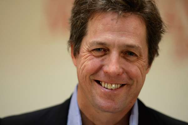 O enorme sucesso de Hugh Grant com as mulheres com certeza não é por causa de seu sorriso cheio de imperfeições.