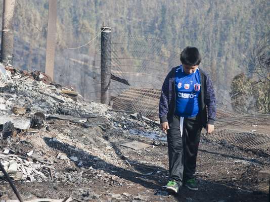 Imágenes muestran cómo quedó el sector de cerro Ramaditas tras las llamas que se desataron ayer y que destruyeron más de un centenar de viviendas.