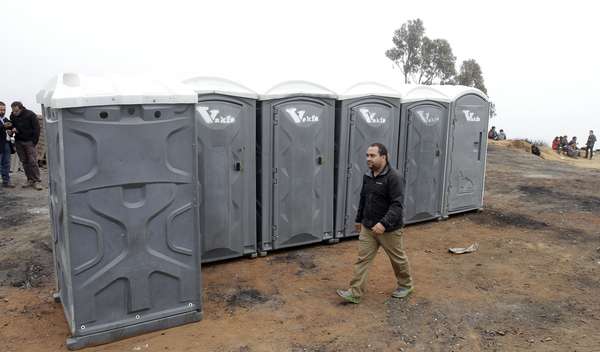 Con la instalación de los baños químicos, el retiro de los escombros y la entrega de ayuda humanitaria, se da inicio a las labores de reconstrucción en el cerro Rocuant de Valparaíso.