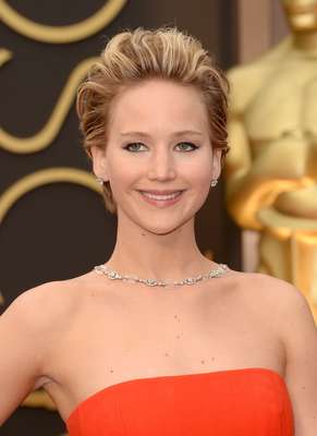 Um porta-voz de Jennifer Lawrence confimou que as fotos nuas da atriz que vazaram na internet neste domingo (31/8) foram roubadas. Nas imagens, a vencedora do Oscar aparece em poses sensuais de frente e de costas, usando lingerie ou totalmente sem roupa. "Isto é um flagrante da violação de privacidade. As autoridades já foram contatadas e irão processar qualquer pessoa que publique as fotos roubadas de Jennifer Lawrence", disse o porta-voz da atriz ao site americano BuzzFeed