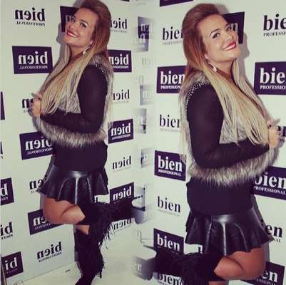 Geisy Arruda volta mais uma vez a frequentar esta coluna. Dessa vez, ela postou uma foto no Instagram com saia tipo trompete curta, botas de franja, blusa preta e colete de pele. O que pegou mal no look é que a bota até o meio canela com a saia curta corta a silhueta. Como seu biótipo não é longilíneo, melhor é que tivesse optado por um sapato que deixasse o peito do pé livre