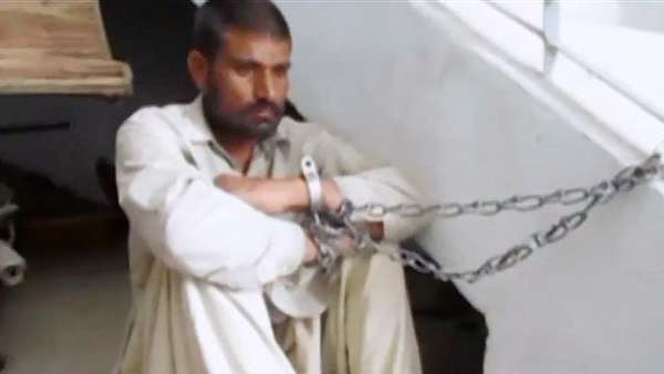 Dos hombres en Pakistán fueron llevados nuevamente a prisión luego de reincidir en actos de canibalismo. Los hermanos cumplieron una condena de dos años y al salir, fueron reportados por sus vecinos debido a un desagradable olor. Los hombres habían cocinado la cabeza de un bebé de apenas cinco días de nacido.