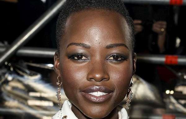 "A pele da atriz Lupita Nyongo está com acabamento sequinho, porém bem iluminado com pó num tom mais escuro que o rosto, para contorná-lo no topo das maçãs", observa a maquiadora Anna Rizzo. "Para dar esse efeito 'grunge', os olhos foram delineados em cima e embaixo com lápis preto e esfumados com o dedo; nos lábios, gloss transparente com um leve brilho, para dar glamour."