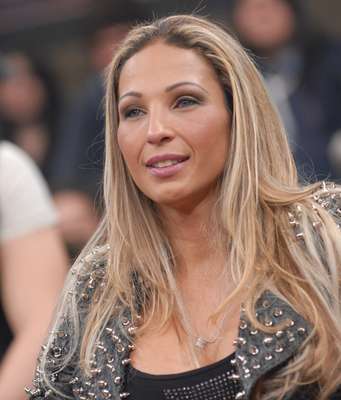 Valesca Popozuda possui fios longos e repicados em formato de U