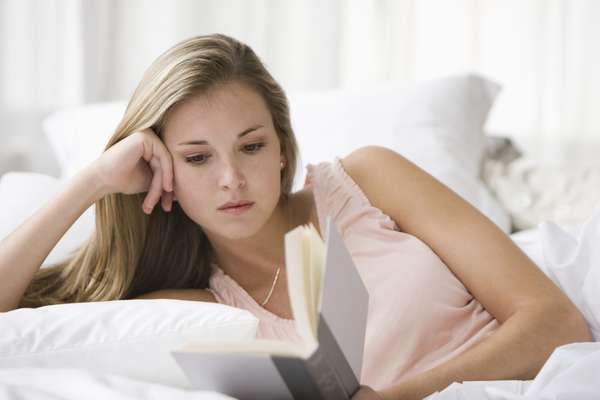 1. Escolha a dedo sua leituraQue tal um destes títulos de autoajuda antes de dormir? Se você escolher algo muito excitante, como uma ficção ou um romance cercado de mistérios, provavelmente não conseguirá se desligar e pegar no sono tão cedo