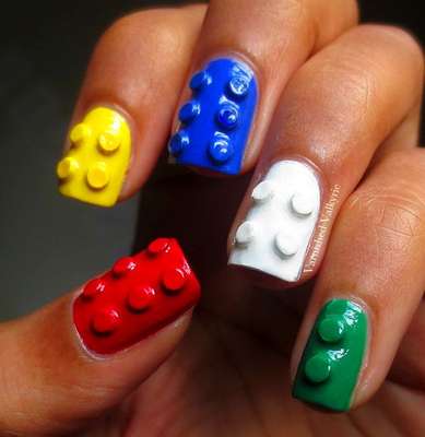 A criatividade foi longe nesta arte: as unhas ganharam aspecto de peças de Lego