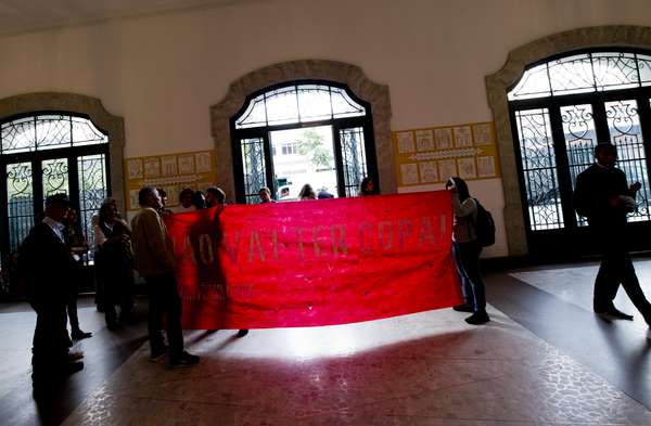 "Não vai ter Copa", disseram manifestantes em evento do Governo para explicar benefícios do Mundial a movimentos sociais