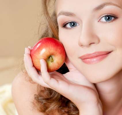 Rica em sais minerais e vitaminas do complexo B, a maçã também possui bastante tanino, que nada mais do que é uma poderosa substância de ação adstringente que atua com eficácia contra as inflamações. Além disso, é fonte de vitamina C, funcionando, inclusive, como um ótimo antioxidante