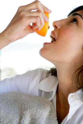 1.- Frutas Cítricas. Consumirlas en exceso puede disminuir el esmalte de tus dientes, pues si la saliva no neutraliza, se vuelven más sensibles y sufren un adelgazamiento permanente en la capa externa.