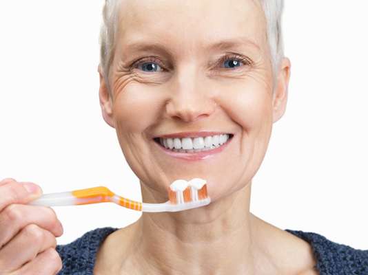 Esmalte: El esmalte dental es la primera capa que recubre los dientes y representa la sustancia más dura de todo nuestro organismo.