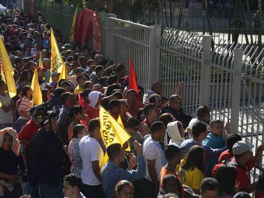 Movimentos sociais bloqueiam uma das pistas do viaduto Jacareí, na região central de São Paulo