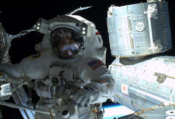 "Um selfie no espaço. Notem que a Terra está refletida em meu visor", disse Rick Mastracchio