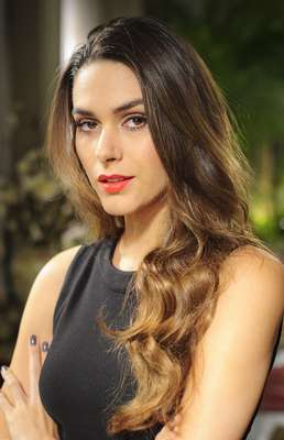 Fernanda Machado usa ombrè hair e cachos nas pontas do cabelo