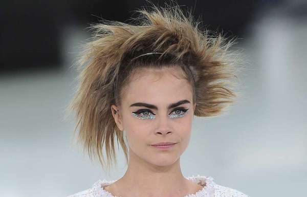 "Neste look da Chanel, o toque de glamour fica a cargo do glitter prata aplicado nas pálpebras inferiores", afirma a maquiadora Patrícia Lopes, de São Paulo. "Pode ser adaptado para o dia a dia se usar o glitter apenas nos cantos internos."