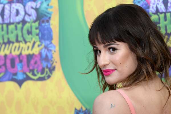Atriz Lea Michele está usando corte Chanel com bico na frente