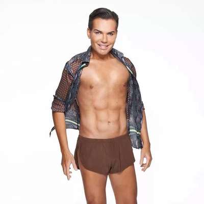 Rodrigo Alves vive em Londres e já fez 12 cirurgias plásticas com o objetivo de se transformar no "boneco humano"