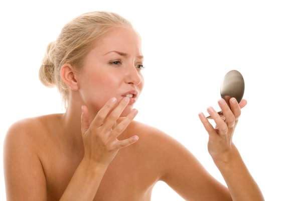 ¿Qué es el herpes labial? El herpes labial, coloquialmente conocido como pupa labial, es una infección producida por un virus simple, que suele aparecer principalmente en los labios (aunque también puede salir en la nariz e incluso dentro de la boca).