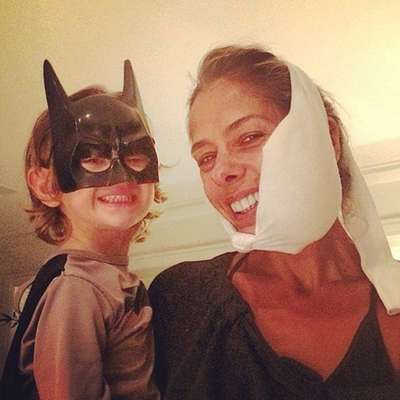 Adriane Galisteu postou a foto recebendo carinho do filho depois de tirar o siso. A apresentador escreveu: "Mamãe tirou o dente do juízo, mas está tudo bem, ok??!