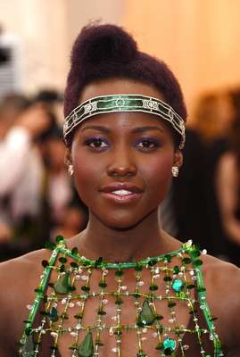 Lupita Nyong'o - "Uma maquiagem divertida com sombra azul no canto interno e, na boca, um vinho translúcido, que fica ótimo em pele negra", explica o maquiador Porfírio Passos, do Studio W Higienópolis, em São Paulo