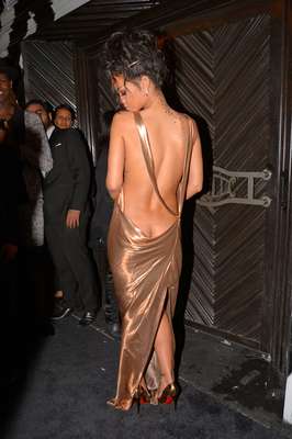Depois de aparecer com o vestido transparente na semana passada, Rihanna usou nesta segunda-feira (05), no evento "afterparty", após o baile do Metropolitan Museum, um vestido dourado com decote atrás que dá para ver mais do que deveria: o começo do bumbum. Corajosa a moça, né?