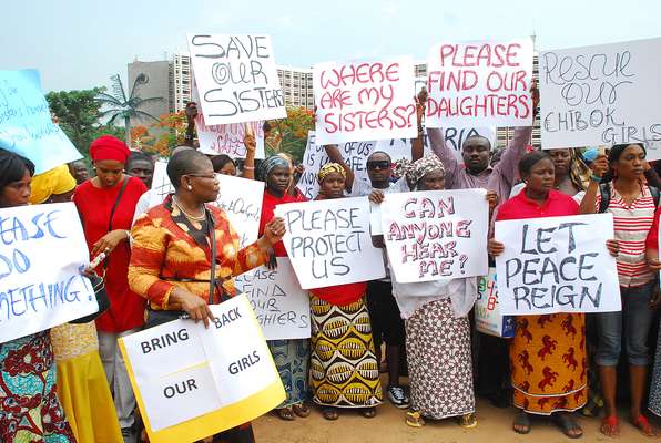 A ex-ministra da Educação da Nigéria e a vice- presidente da divisão da África do Banco Mundial participam de marcha organizada pelas mães das adolescentes sequestradas, em Abuja, em 30 de abril