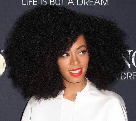 Considerada a musa do black power, Solange Knowles abusa do volume