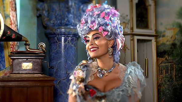 Juliana Paes, que interpreta a personagem Maria Catarina na novela Meu Pedacinho de Chão, aparece em primeiro lugar com o batom vinho