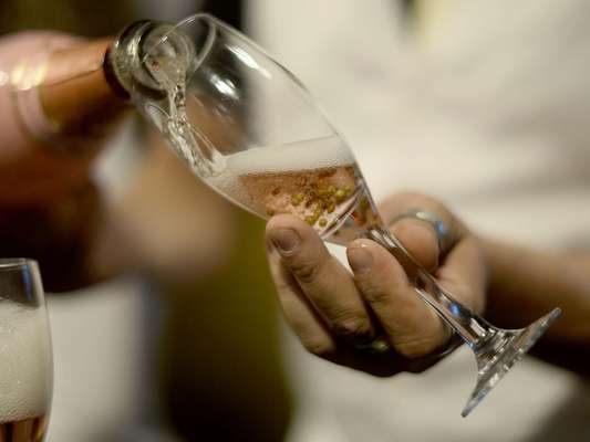 A Cia. do Rizzo, empresa especializada em servico de bar para eventos, apresentou durante a feira especializada Casar 2014, em São Paulo, o Drinque de Ouro: uma taça de champagne com bolinhas de ouro