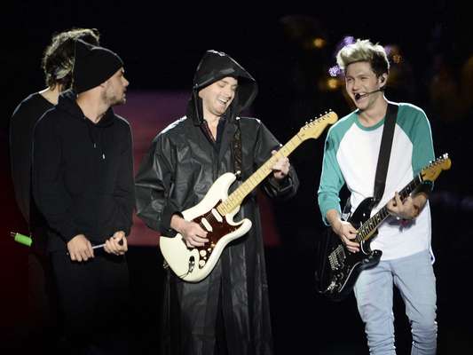 A boy band One Direction se apresentou neste sábado (10) sob forte chuva para um público de 60 mil fãs no Estádio do Morumbi, em São Paulo
