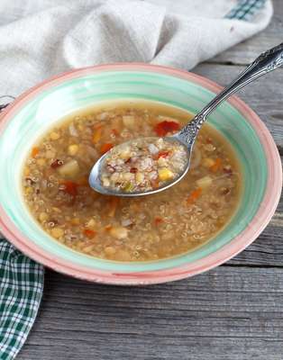Nos dias frios, a quinoa é uma excelente opção para fazer sopas