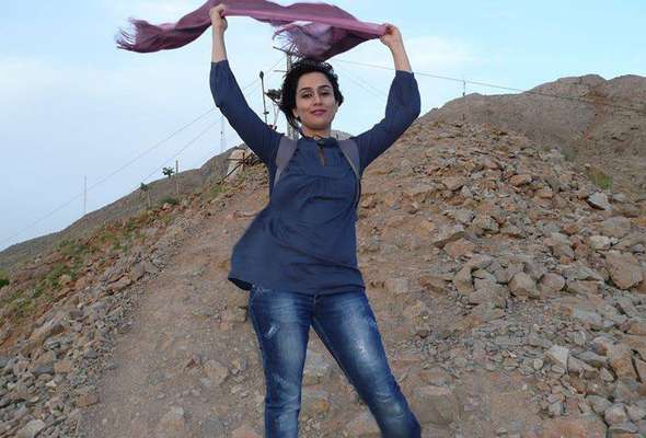 As iranianas resolveram desafiar as leis do país, que pregam o uso do véu em locais públicos. Nas fotografias, ele aparece em todos os lugares - caído sobre os ombros, ao redor do pescoço ou mesmo sendo usado como uma bandeira - menos onde deveria, na cabeça!