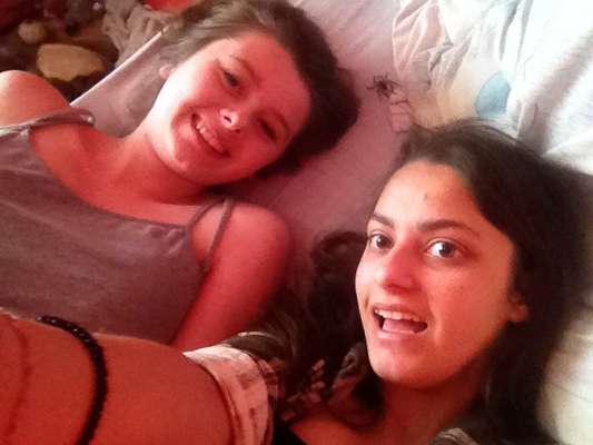 As britânicas Kirsty Middleton (à esq.), 16, e sua amiga Jair Townsend, sorriam para fazer um selfie quando foram surpreendidas