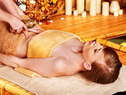 Massagem modeladora feita com óleo de açafrão e manjericão é realizada com as mesmas manobras rápidas e intensas da massagem tradicional para trabalhar a quebra de gordura, o aumento do metabolismo e a função drenante do organismo