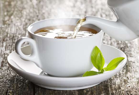 Té de camomila: mejora la mucosa oral, ayudando a prevenir la estomatitis, que son úlceras en la boca.