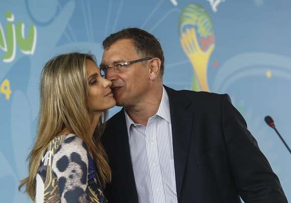 Ao lado do secretário geral da Fifa, Jérôme Valcke, apresentadora Fernanda Lima participa da abertura do Festival Football for Hope 2014, uma espécie de Copa do Mundo Social