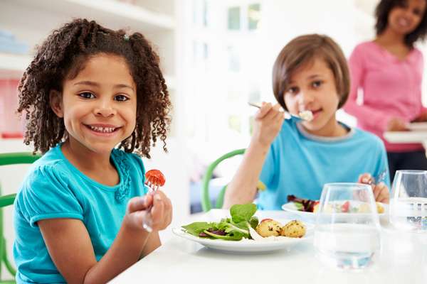 Ofereça alimentos em pequenas porções; se a criança tiver fome, pedirá mais