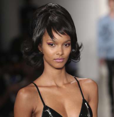 "A sombra violeta ganhou um delineado gráfico e dramático, na beleza do desfile de Jeremy Scott", analisa a maquiadora Anna Rizzo. "Nos lábios, um tom de lavanda, provando que em vez de combinar cores iguais, e tornar o make óbvio, dá para misturar cores de mesma paleta e manter a harmonia."